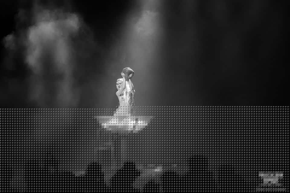 Fay treedt op voor een publiek met haar champagne act
