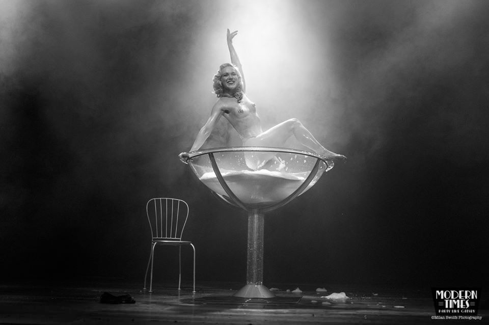 Fay Loren neemt een bad in een champagne glas performance