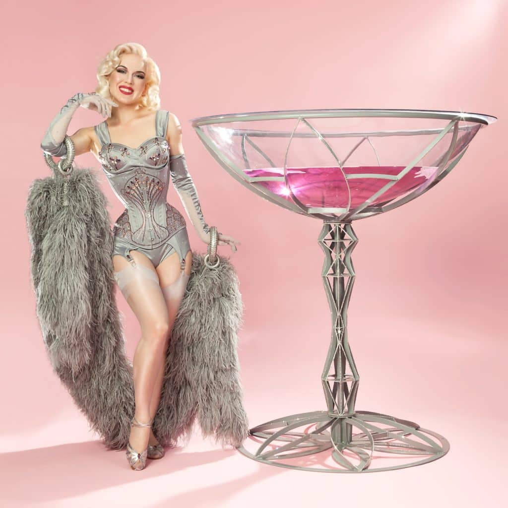 Fay Loren met Gigantische Champagneglas