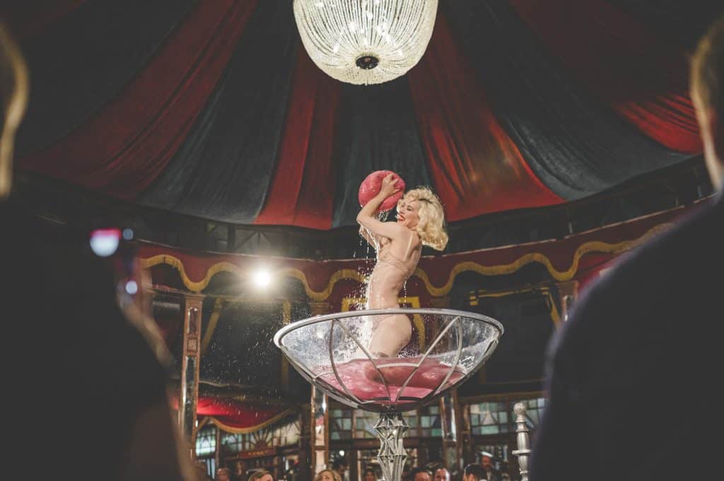 Fay Loren met groot Champagneglas act tijdens de Gentlemans fair