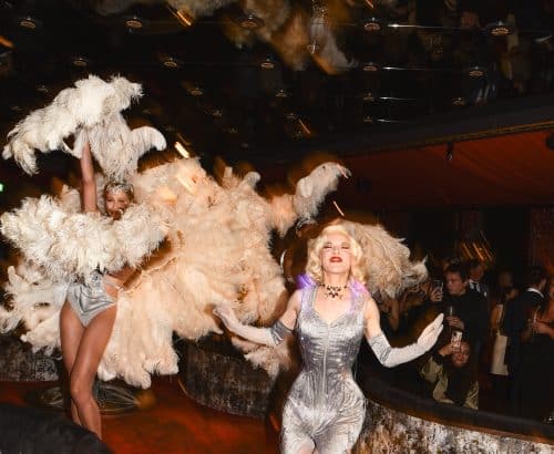 Fay Loren met groot Champagneglas act met showgirls