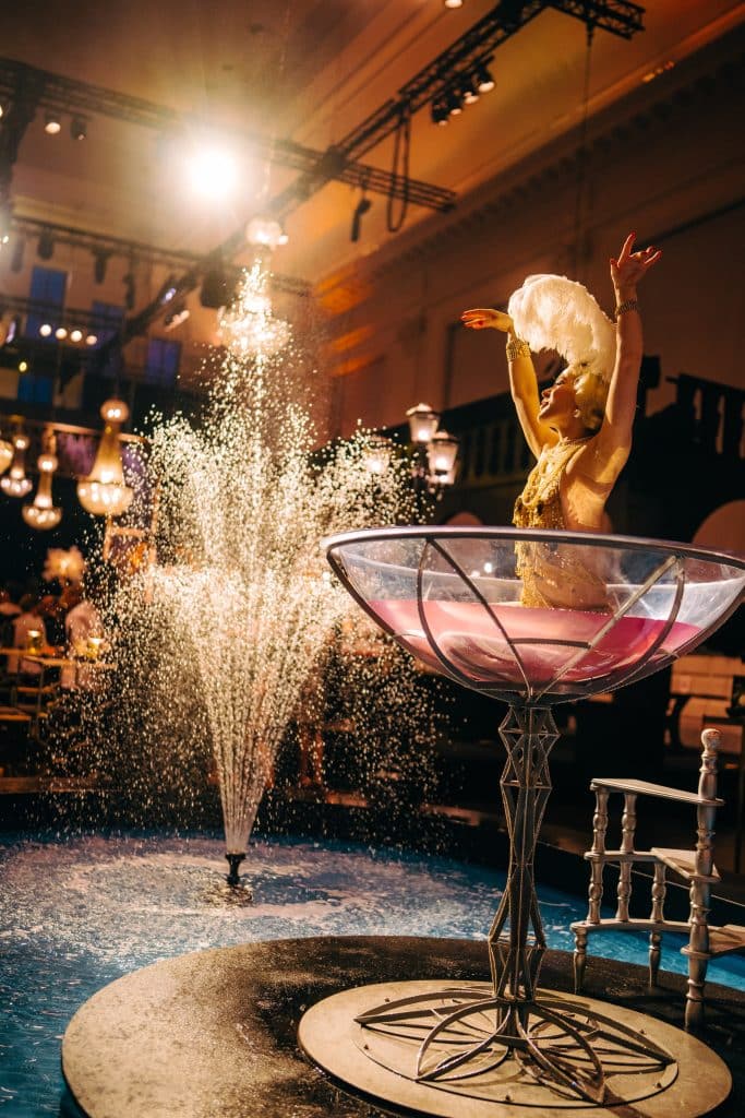 Fay Loren met Champagneglas act in fontein