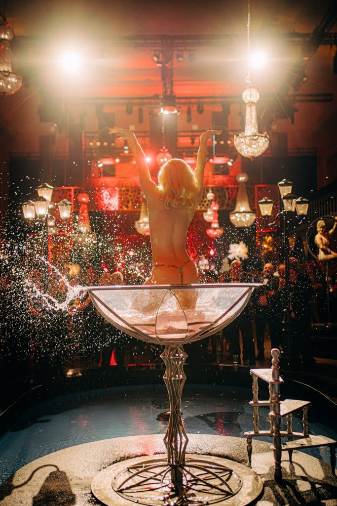 Fay Loren met Champagneglas act in fontein