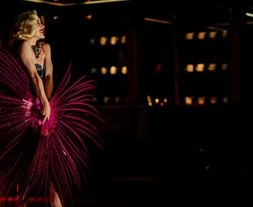 Burlesque danseres Fay Loren optreden