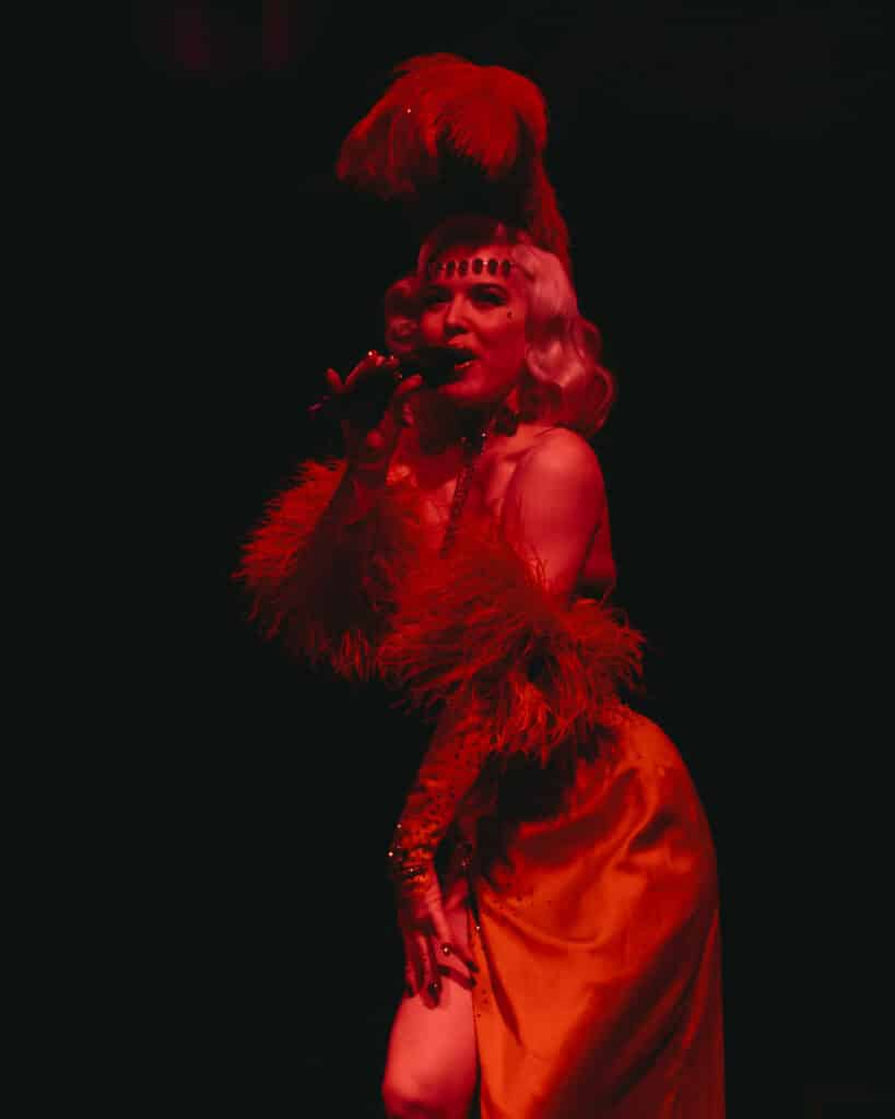 Fay burleske in red
