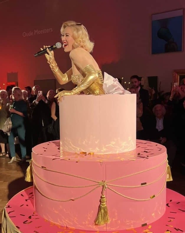 Fay Loren Burlesque danseres en haar Champagneglas act