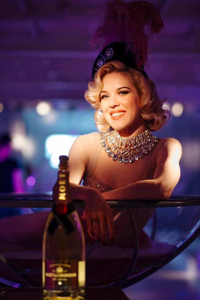 Fay Loren in champagne glas