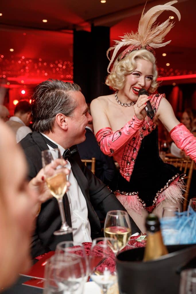 Fay Loren met haar zang act